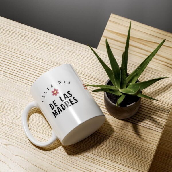 Taza con diseño floral y mensaje “Feliz día de las madres”