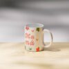 Taza blanca con la palabra “mamá” en tipografía moderna