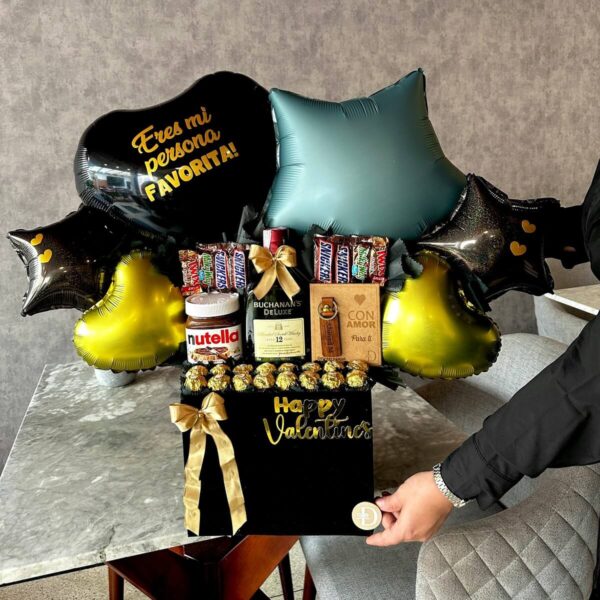 Arreglo elegante con Buchanan’s 12 años, Nutella, chocolates y globos personalizados