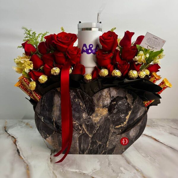 Arreglo floral con rosas rojas, chocolates y termo personalizado