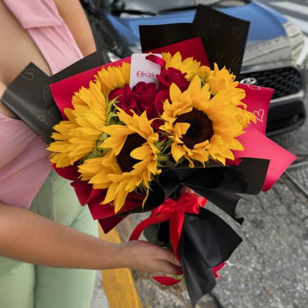 Ramo con girasoles y rosas rojas ramo de girasoles y rosas naturales