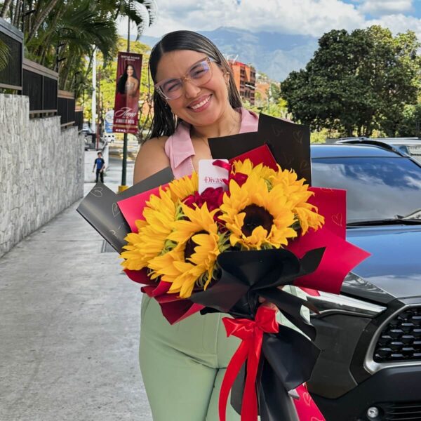 Ramo floral de girasoles y rosas en manos de una mujer feliz mujer sosteniendo ramo de girasoles y rosas