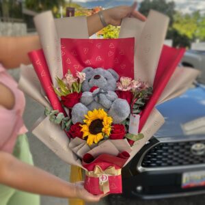 ramo con girasol, rosas y peluche