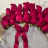 rosas rojas frescas en caja de lujo con lazo rojo