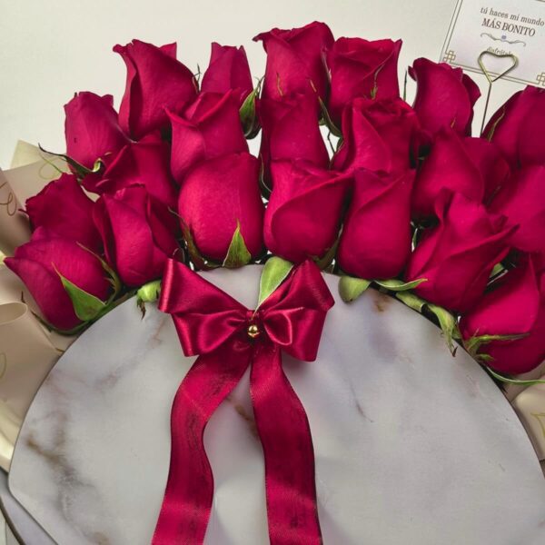 rosas rojas frescas en caja de lujo con lazo rojo