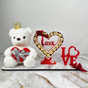 Regalo con peluche y estructura de corazón con Ferrero – Detalle romántico Regalo romántico con peluche blanco, corazón con chocolates Ferrero y decoración LOVE impresa en 3d