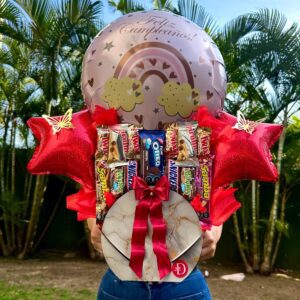 Regalo de cumpleaños con chocolates y globo “Feliz Cumpleaños” Cesta de cumpleaños con chocolates, globo arcoíris y base de madera efecto mármol