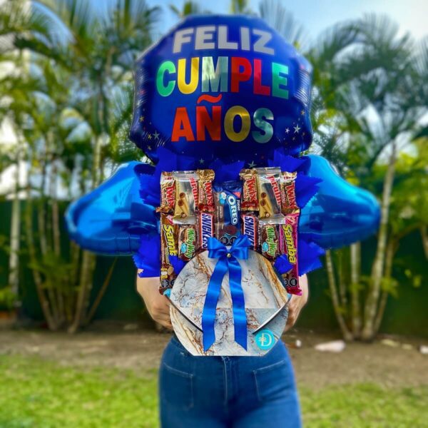 Tamaño real del arreglo Bluebox Dulce Tentación Mujer sosteniendo arreglo de chocolates Bluebox Dulce Tentación