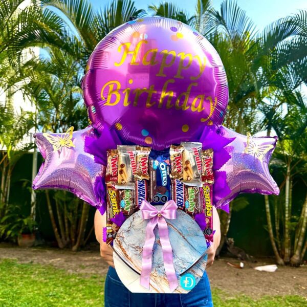 Regalo de cumpleaños con globo “Happy Birthday”, chocolates y base marmoleada