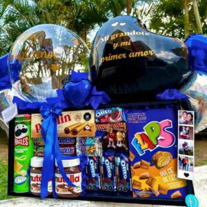 Caja sorpresa personalizada con globos, chocolates y snacks para cumpleaños