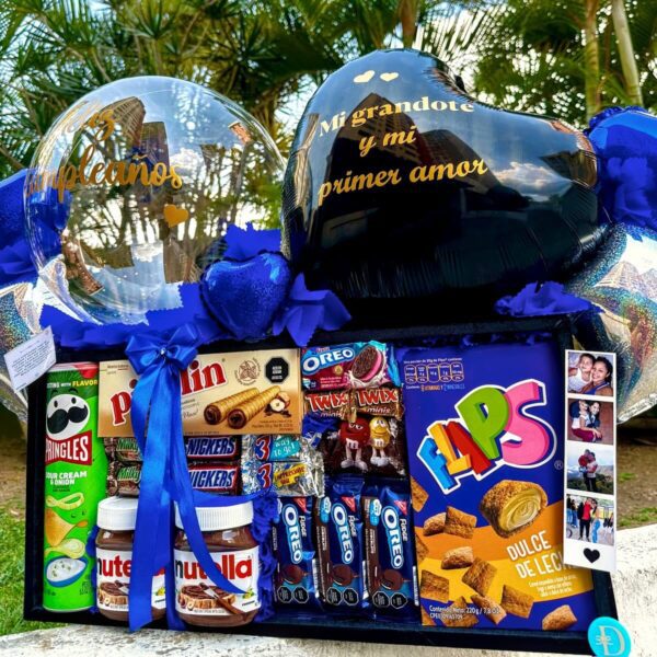 Caja sorpresa personalizada con globos, chocolates y snacks para cumpleaños