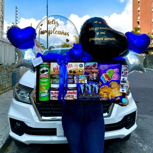 Mujer sostiene regalo sorpresa con globos y dulces frente a una camioneta blanca