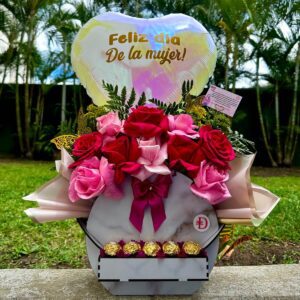 Cesta con rosas y chocolates para regalo femenino