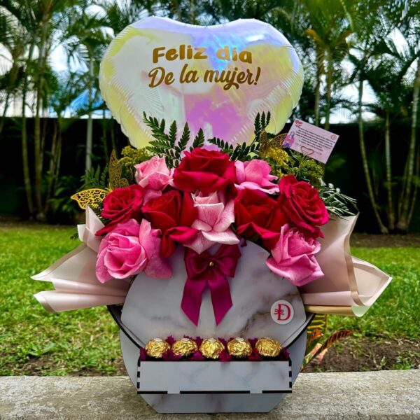 Cesta con rosas y chocolates para regalo femenino