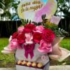 regalo con rosas rosadas y rojas, globo y chocolates para mujer