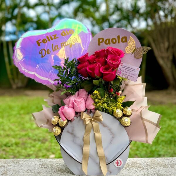 cesta con rosas y chocolates para regalo femenino