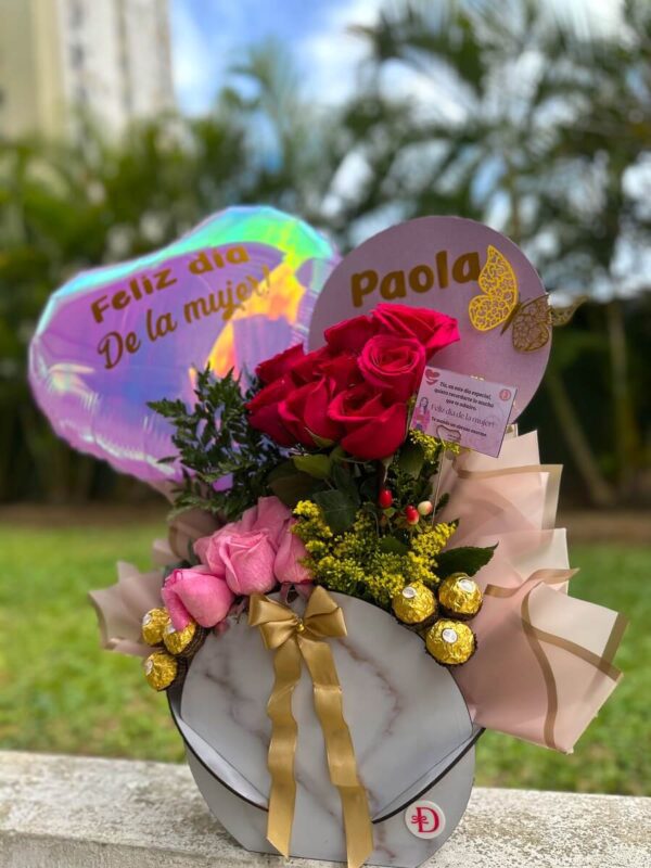 detalle de rosas rosadas y rojas con Ferrero Rocher