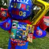 Detalles de golosinas y globos personalizados de cumpleaños para niños