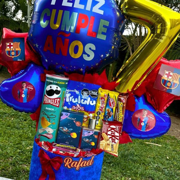 Detalles de golosinas y globos personalizados de cumpleaños para niños