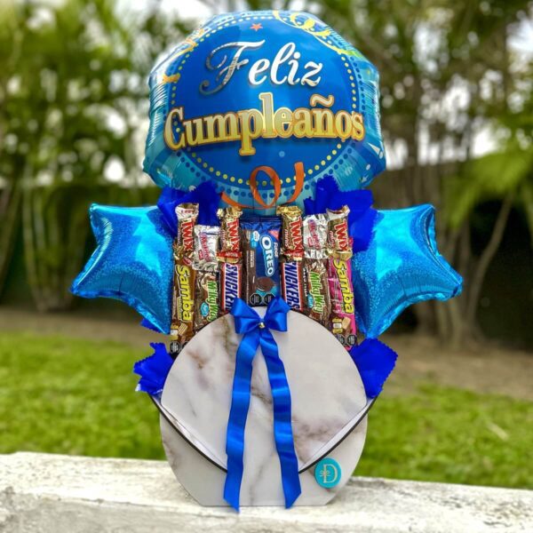 Arreglo de cumpleaños con chocolates importados en caja blanca con lazo azul