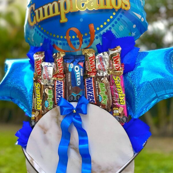 Detalle de presentación Bluebox Dulce Tentación Detalle lateral del arreglo Bluebox Dulce Tentación con chocolates variados