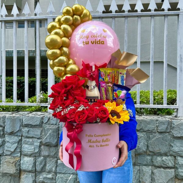 Regalo con base forrada, ponche crema, chocolates nacionales y globo