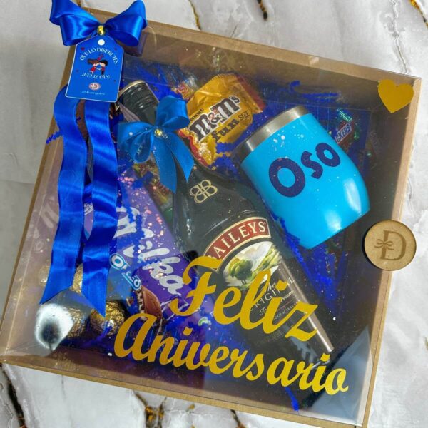 Caja de regalo cerrada con diseño "Feliz Aniversario" y lazo azul.