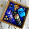 Regalo con botella de Baileys, chocolates importados y taza personalizada azul.