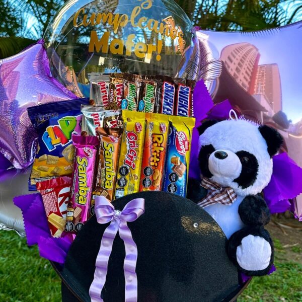 cesta de regalo con peluche panda, chocolates y globos en tonos púrpura y plateado