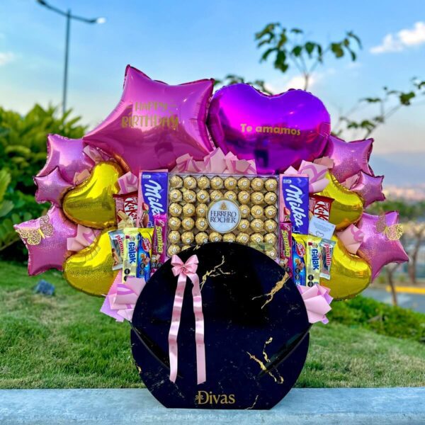 cesta con chocolates Ferrero, globos personalizados y dulces para regalo en Caracas
