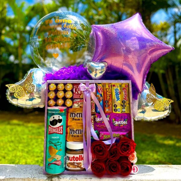 cesta con chocolates Ferrero, papas Pringles, flores y globos decorativos