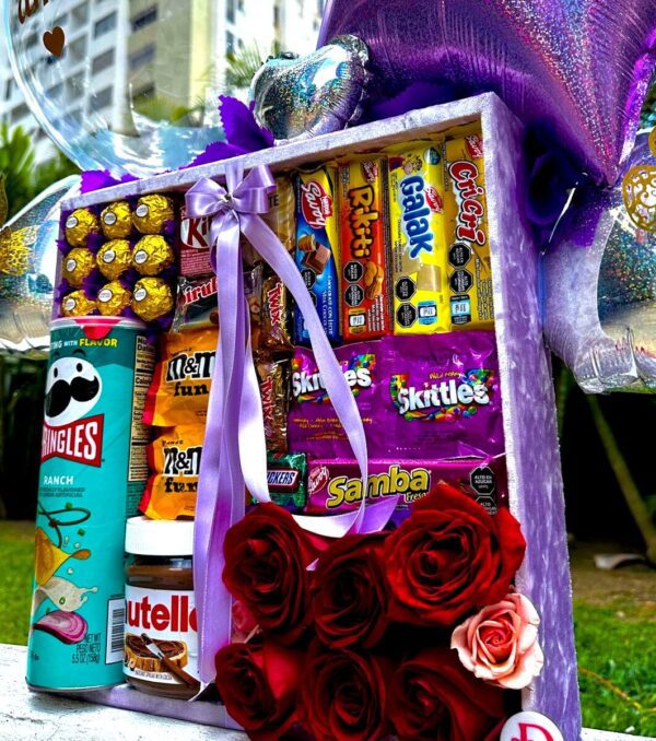 arreglo con chocolates importados, Ferreros, rosas rojas y papas Pringles