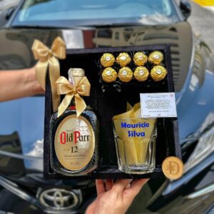Obsequio elegante con Old Parr y vaso con nombre Vista completa del regalo personalizado con botella de whisky Old Parr, chocolates y vaso personalizado
