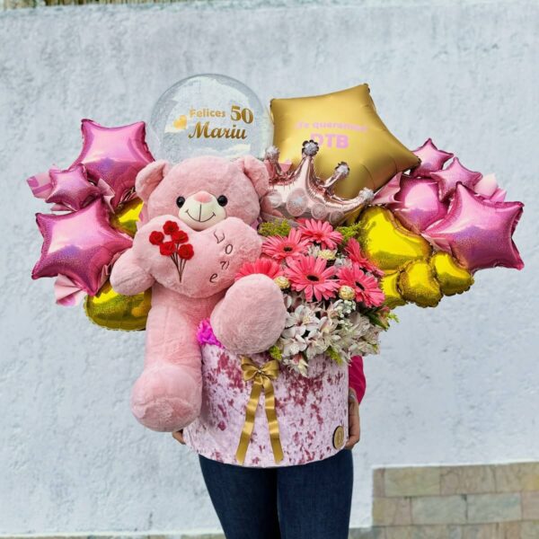peluche rosa con flores y globos en caja de regalo