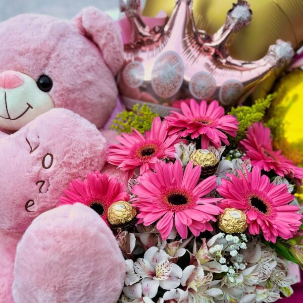 primer plano de gerberas rosadas con Ferrero Rocher