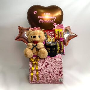 caja con peluche, vaso personalizado y chocolates para cumpleaños