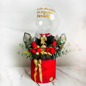 Arreglo con rosas rojas, chocolates Ferrero y botella de whisky Old Parr