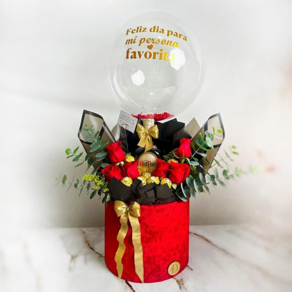 Arreglo con rosas rojas, chocolates Ferrero y botella de whisky Old Parr
