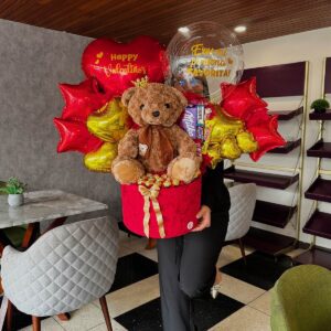 Regalo de San Valentín con peluche gigante, Ferrero Rocher y globos personalizados