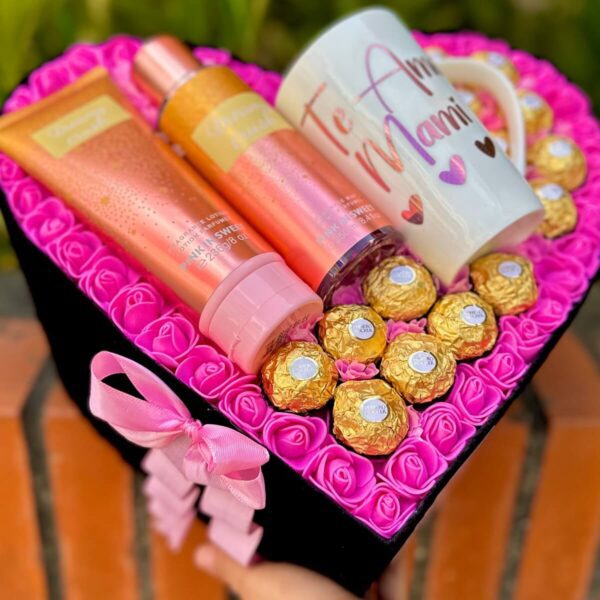 Detalle de taza personalizada y Ferrero Rocher sobre base de tela en forma de corazón – Caracas, Venezuela