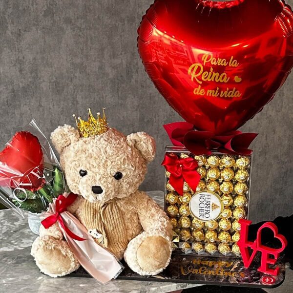 Detalle del peluche con corona, globo rojo y torre de chocolates Ferrero Rocher