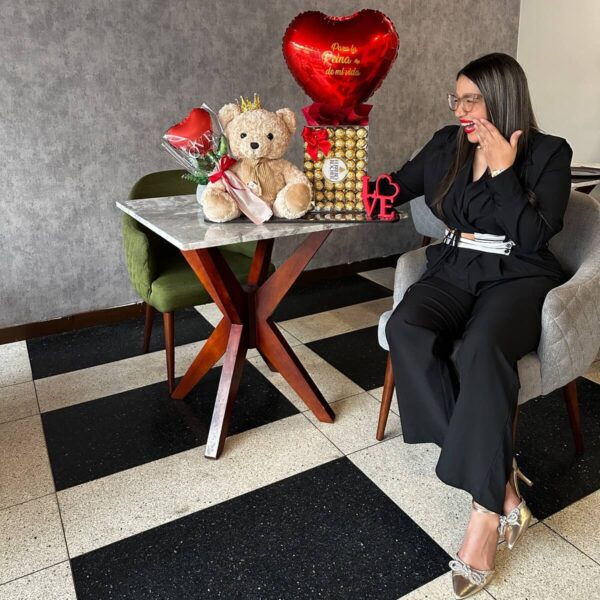 Mujer recibiendo regalo romántico Mi Osito con peluche, globo y chocolates