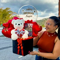 entrega-cesta-dia-de-luz-peluche-globo-cumpleanos.jpg Entrega de regalo Día de Luz con peluche y globo “Happy Birthday”