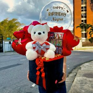 Cesta de cumpleaños con peluche, torre Ferrero, chocolates importados y globo personalizado