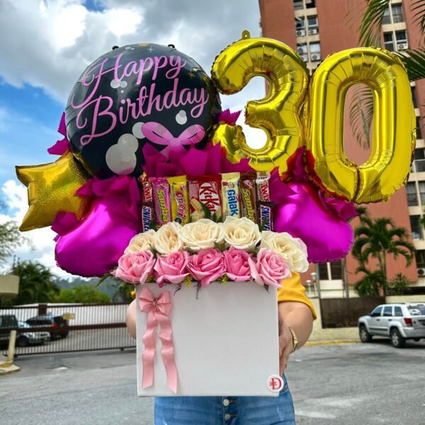 Regalo de cumpleaños con chocolates, rosas y globos “Happy Birthday”