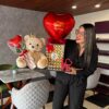 Regalo romántico con peluche, globo en forma de corazón y chocolates Ferrero