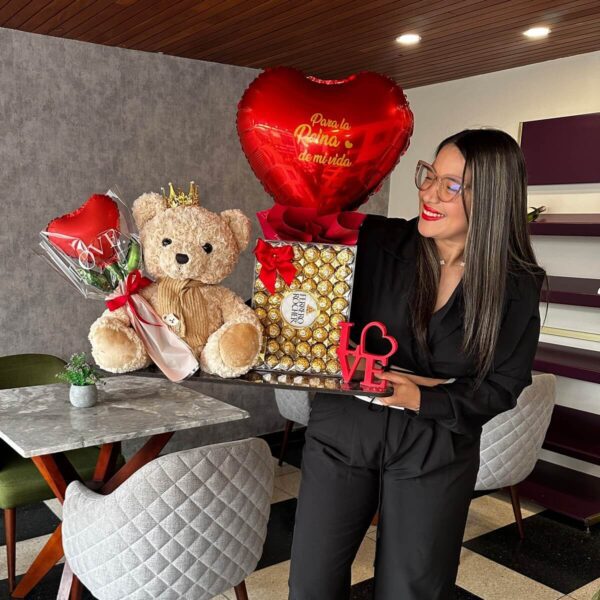 Regalo romántico con peluche, globo en forma de corazón y chocolates Ferrero