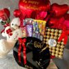 Cesta de regalo romántica con peluche grande, chocolates Ferrero y globos personalizados