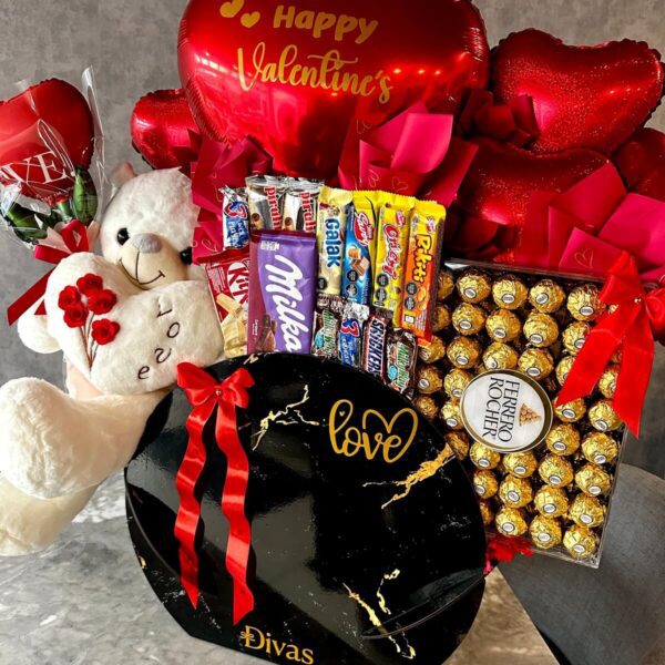 Cesta de regalo romántica con peluche grande, chocolates Ferrero y globos personalizados