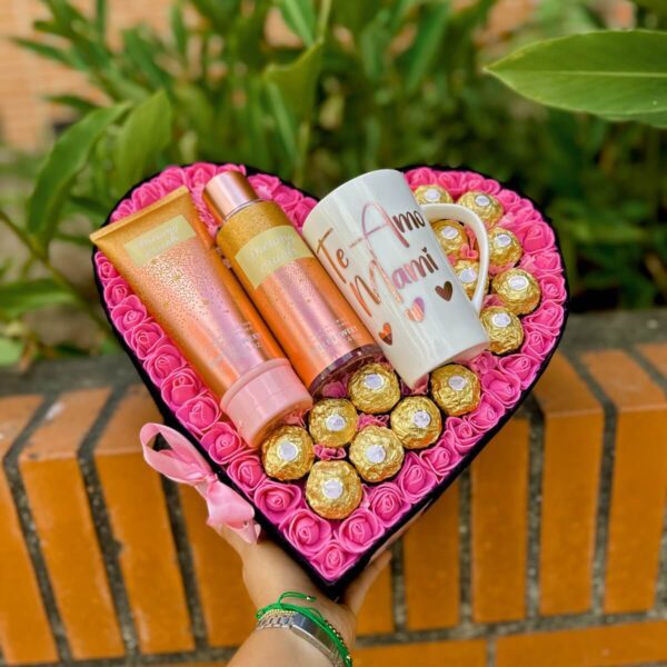 Arreglo en forma de corazón con chocolates Ferrero, taza personalizada y splash para mujer – Regalos Divas